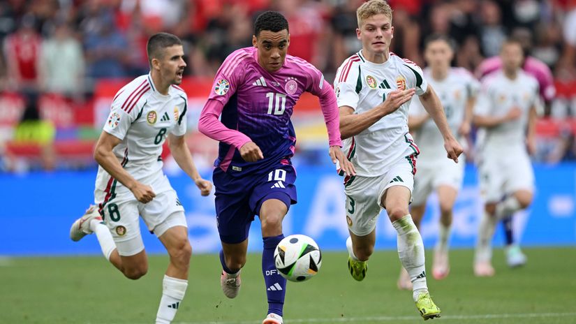 Musiala runs away with the ball from Hungarians (©Shaun Botterill/Getty Images)