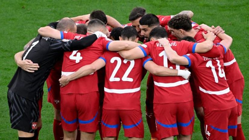 Serbian players ahead of the match against England (©AFP)