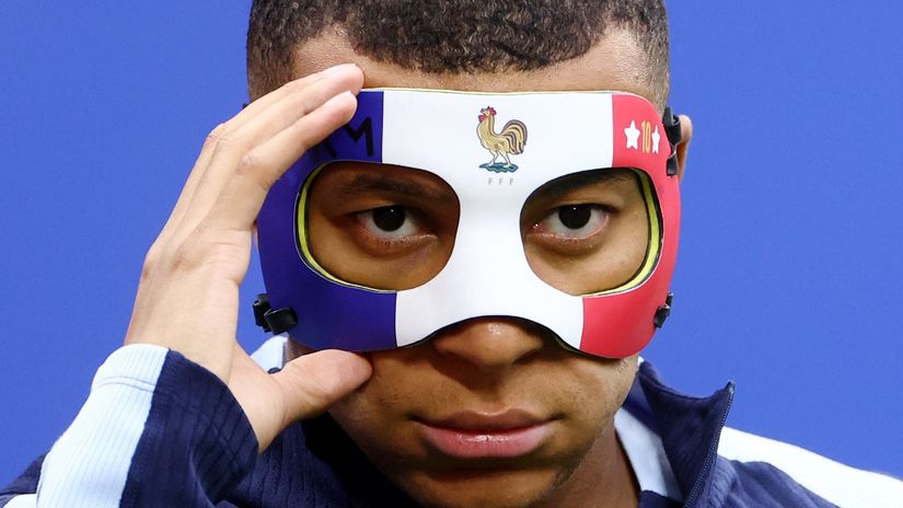 Kylian Mbappe wears a protective mask (©REUTERS/Lisi Niesner)