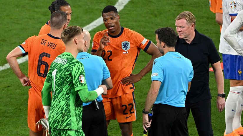 Dumfries, Koeman and Van Dijk arguing with the referee after the France tie (©Shaun Botterill/Getty Images)