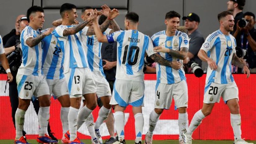 The Argentinians celebrating Lautaro's goal(©AFP)
