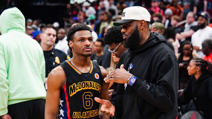 Bronny & LeBron James (©AFP)