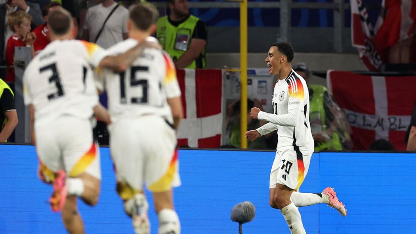 Jamal Musiala after scoring (©Getty Images)