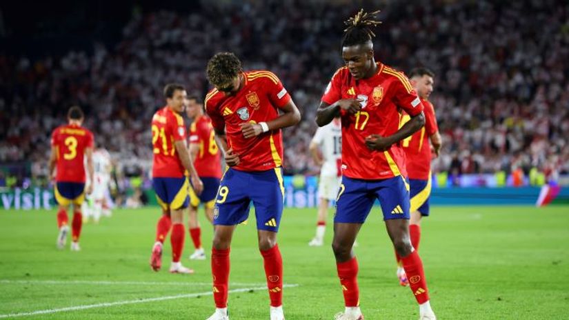 Spain's youngsters celebrating Williams' goal(©Alex Grimm/Getty Images)