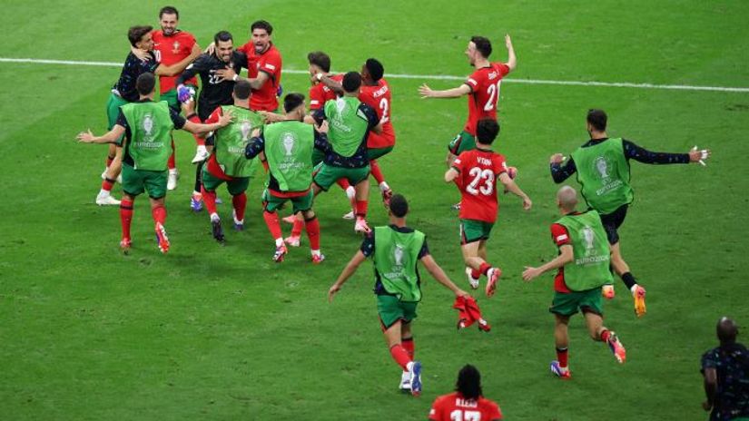 The Portuguese celebrate the victory gathered around Diogo Costa(©Alex Grimm/Getty Images)