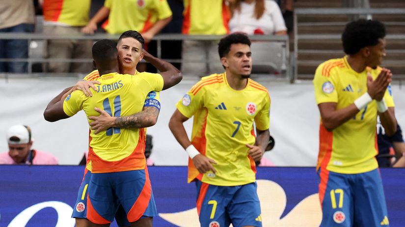 The Colombians celebrate James Rodriguez's goal(©AFP)