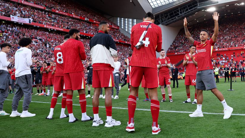 Players of Liverpool form a guard of honour for Thiago Alcantara in May 2024 (©Clive Brunskill/Getty Images)