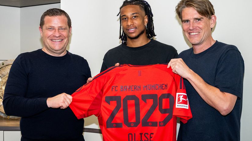 Olise with the members of Bayern Munich boardroom (©FC Bayern Munich/X))