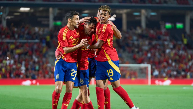 Jesus Navas, Pedri and Lamine Yamal celebrate (©Rafa Babot/Getty Images)