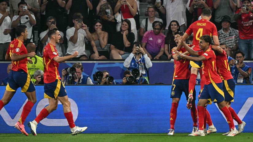 The Spaniards celebrate Olmo's goal(©AFP)