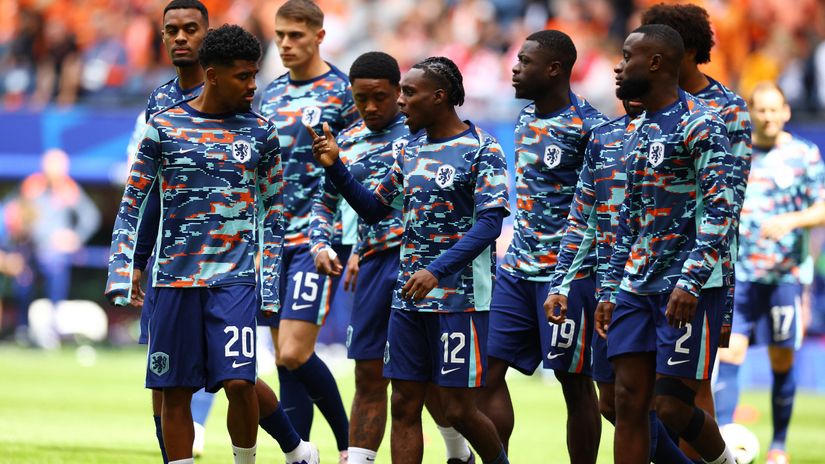 Maatsen (20) with his Oranje teammates during the EURO 2024 (©REUTERS/Kacper Pempel)