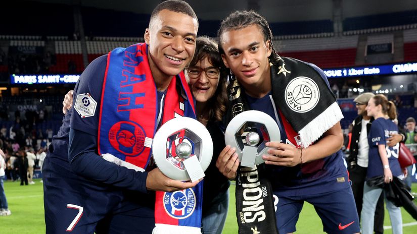 Kylian and Ethan Mbappe with their mother Fayza Lamari (©FRANCK FIFE/Pool via REUTERS)