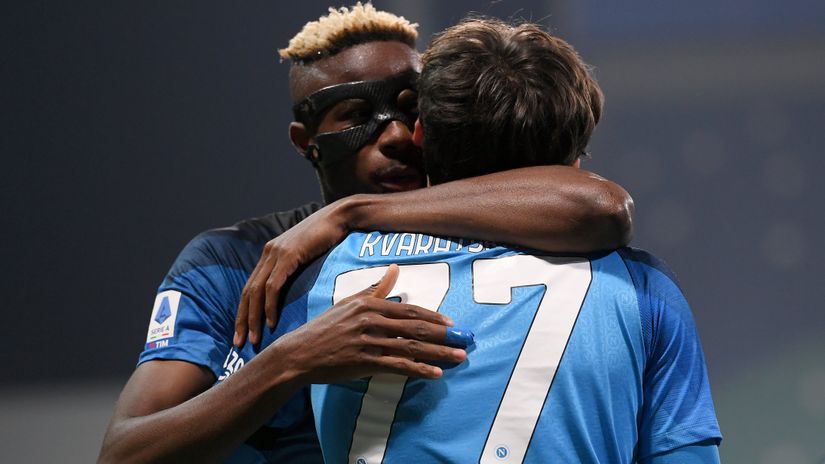 Osimhen hugs Khvicha (©Alessandro Sabattini/Getty Images)
