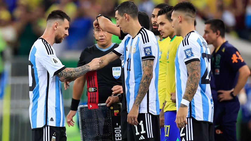 Lionel Messi gives the captain's armband to teammate Angel Di Maria (©Buda Mendes/Getty Images)