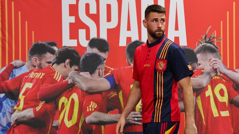 Unai Simon wearing the retro shirt(©AFP)