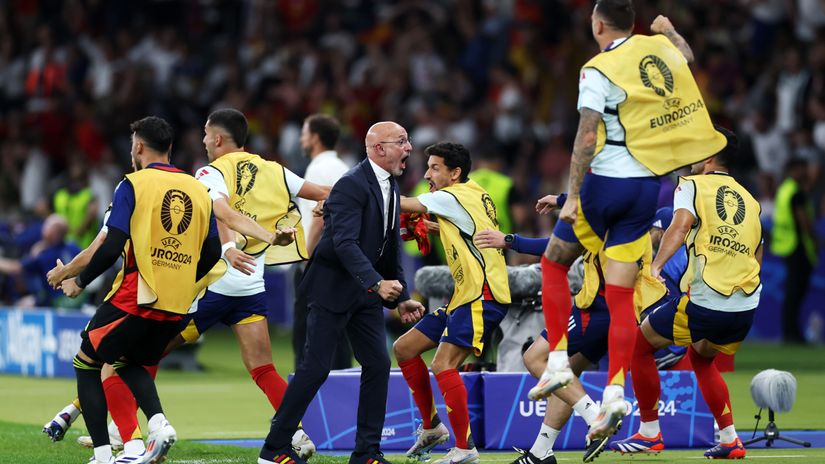 De la Fuente ecstatically celebrates with his players (©Lars Baron/Getty Images)