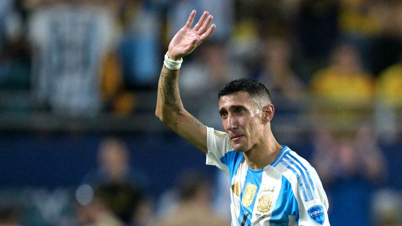 Di Maria leaves the pitch in tears in the last night's final(©AFP)