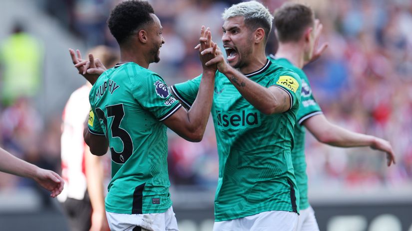 Bruno Guimaraes of Newcastle United celebrates with Jacob Murphy (©Eddie Keogh/Getty Images)