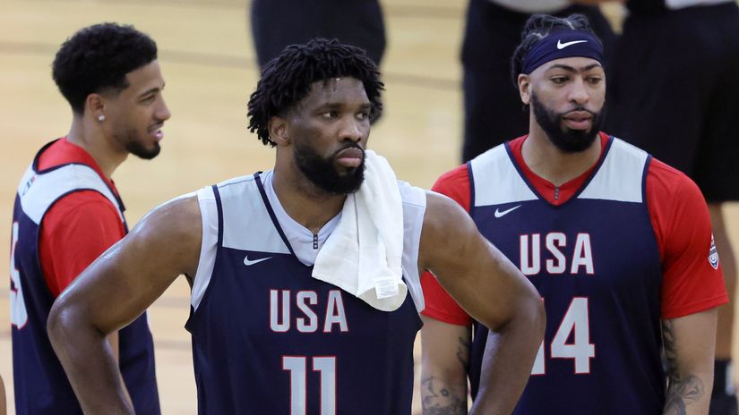 Embiid with his USA teammates (©Getty Images)