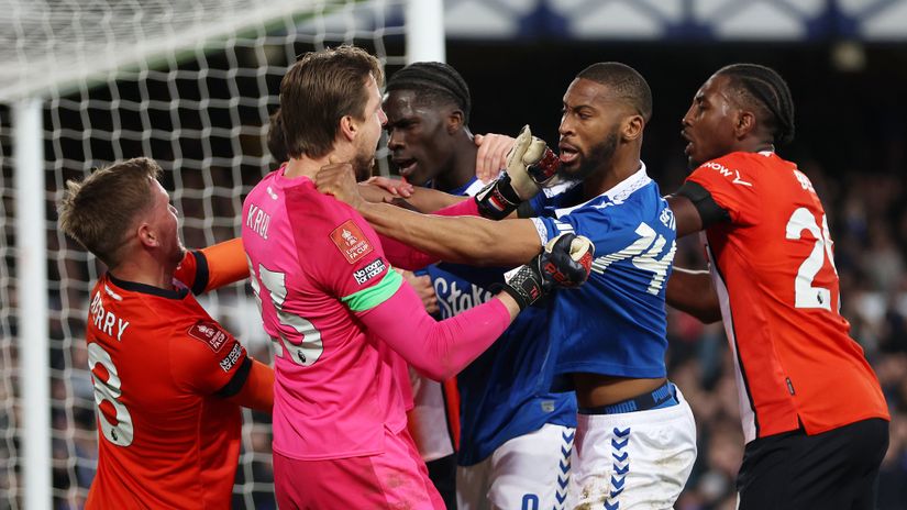  Tim Krul of Luton Town and Beto of Everton clash (©Clive Brunskill/Getty Images)