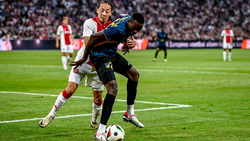 Sichenje keeps the ball away from Ajax's Fitz-Jim (©AFP)