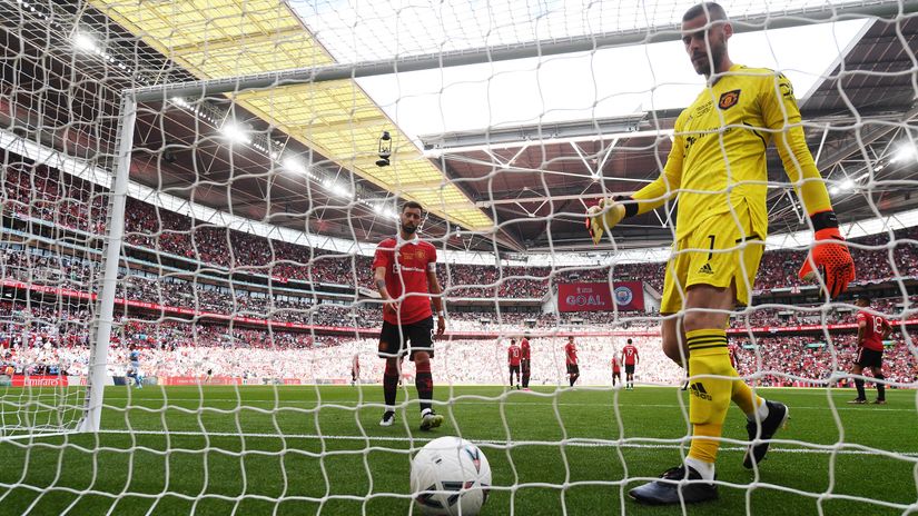 De Gea looks on at the ball after conceding a goal against Manchester City in 2023 (©Mike Hewitt/Getty Images)