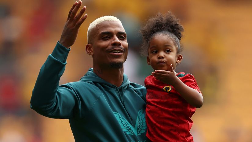 Mario Lemina of Wolverhampton and his daughter celebrate with the fans (©Naomi Baker/Getty Images)