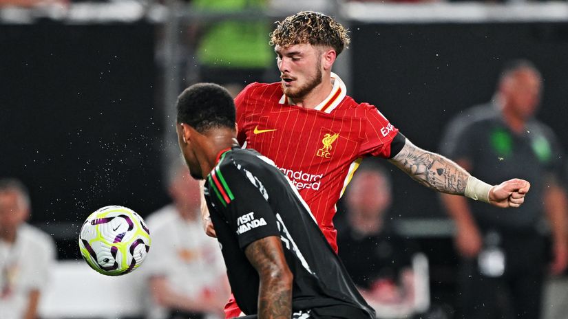 Elliott in action against Arsenal last night (© Drew Hallowell/Getty Images)