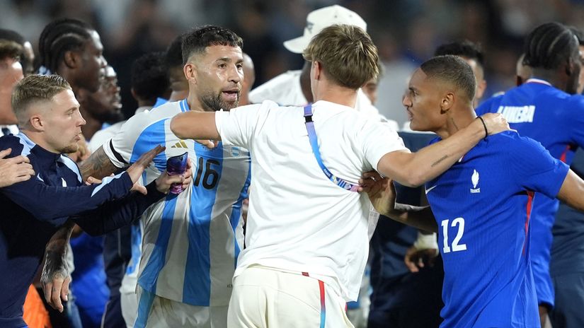 Nicolas Otamendi (#16) tussling with Enzo Millot (#12) of France(© Juan Manuel Serrano Arce/Getty Images)