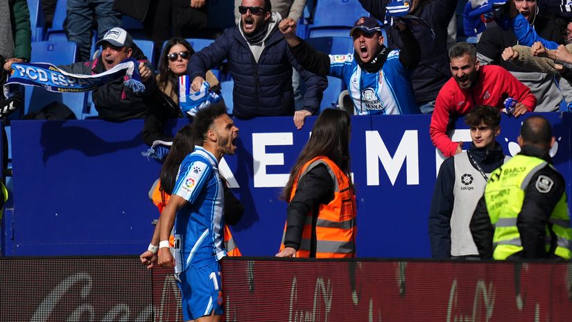 Braithwaite celebrates ecstatically in front of Espanyol fans (©Alex Caparros/Getty Images)