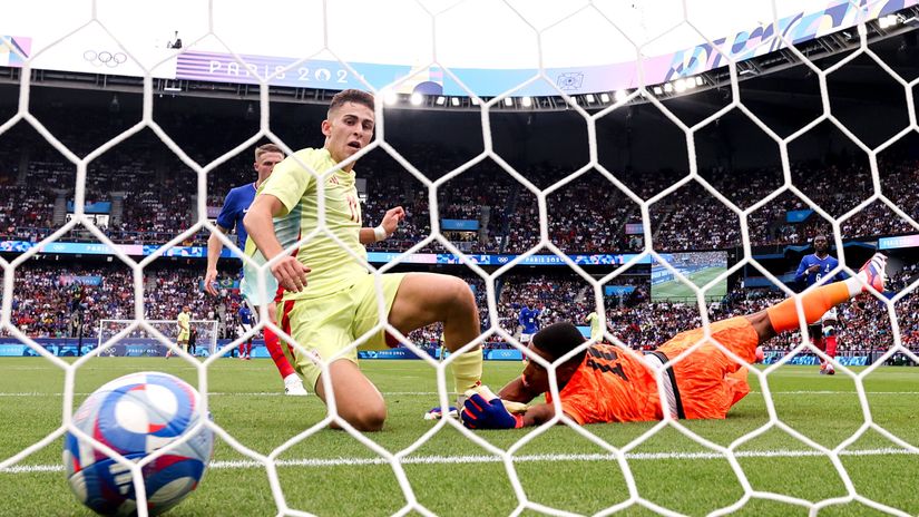 Lopez's tap-in for 2-1 (©Robert Cianflone/Getty Images)