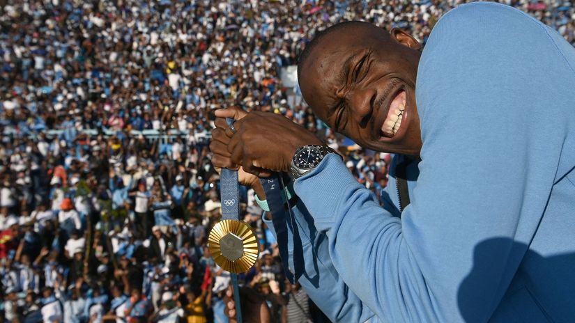 Letsile Tebogo serenaded by thousands after claiming Botswana's first Olympic gold [VIDEO]