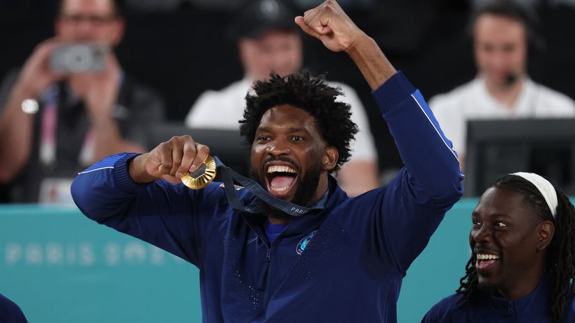 Joel Embiid celebrates after winning the gold medal with the USA in Paris (©Jamie Squire/Getty Images)