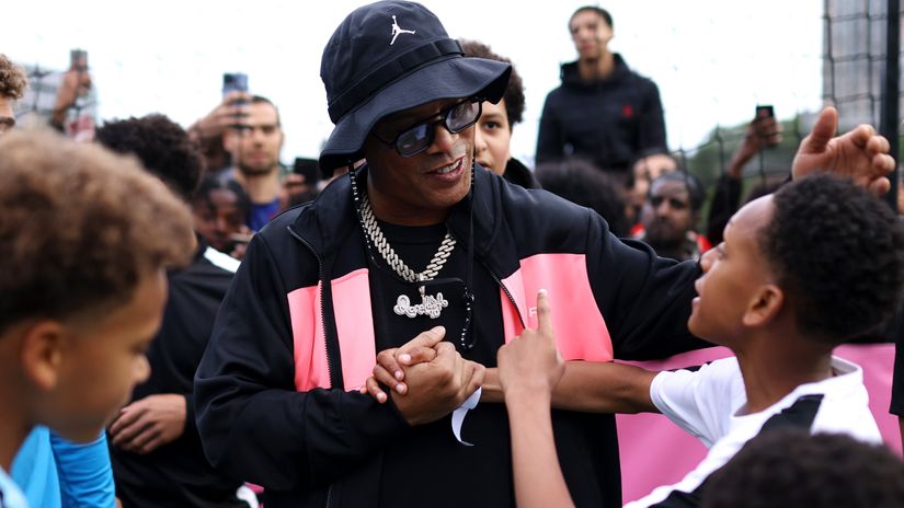 Ronaldinho with young fans (©Charlie Crowhurst/Getty Images For Nike)