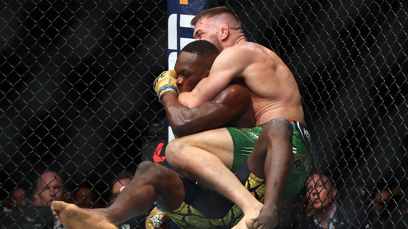 Adesanya in Du Plessis' choke (©Getty Images)
