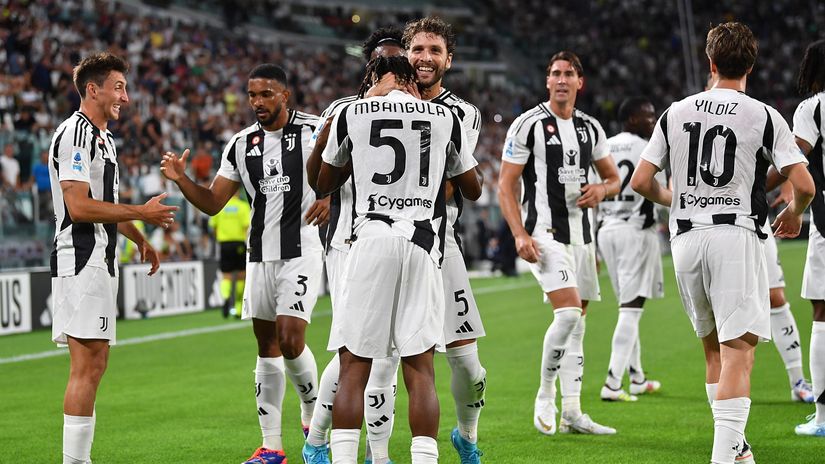Mbangula celebrates a goal on his debut with his teammates(©Valerio Pennicino/Getty Images)