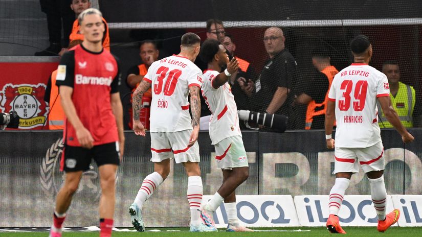 Openda celebrating the equalizer with his teammates(©AFP)