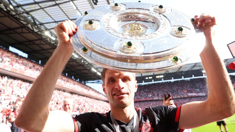 Muller with the Bundesliga trophy two years ago(©Alexander Hassenstein/Getty Images)