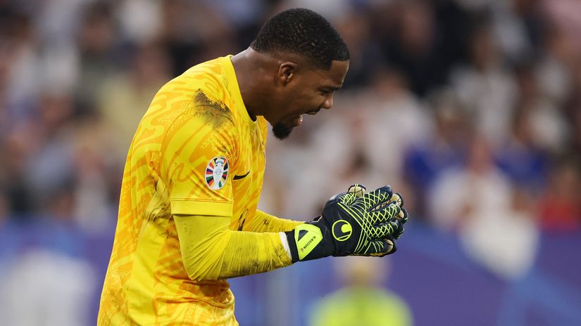 Mike Maignan in action for France (©Alex Grimm/Getty Images)