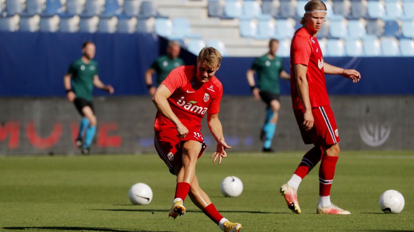Odegaard and Haaland during the warm up before the match (©REUTERS/Jon Nazca)