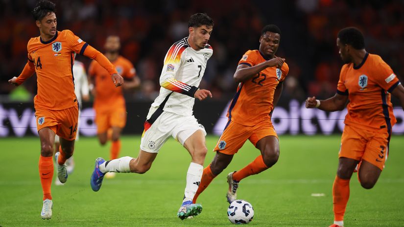 Havertz against Dumfries and his Dutch teammates on Tuesday night (©Alex Grimm/Getty Images)