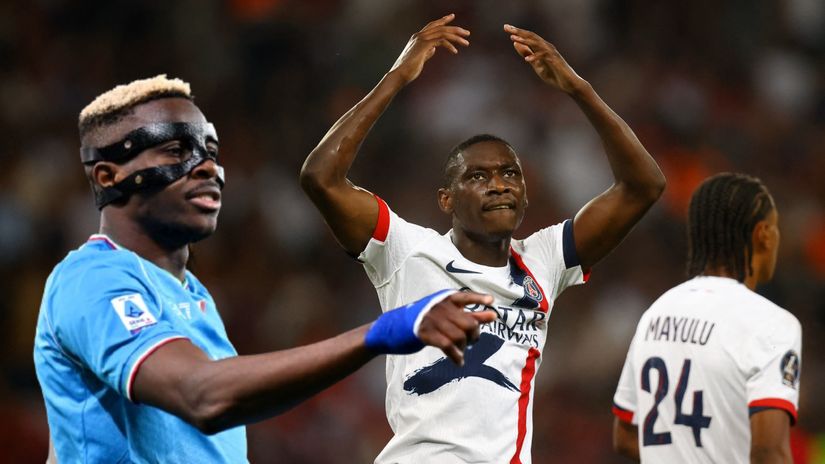 Osimhen points out at Kolo Muani and his PSG teammates (©Getty images/Gallo images)