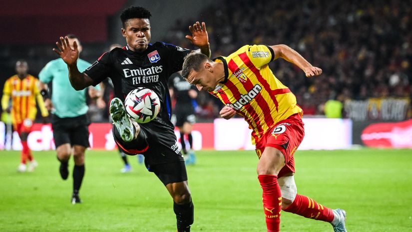 Orban of Lyon and Frankowski of Lens in a duel (©AFP)