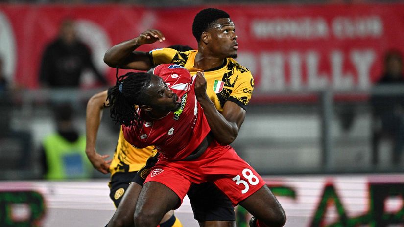 Inter's Dumfries and Monza's Bondo battling out(©AFP)