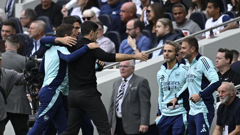 Arteta celebrates yesterday's victory with his staff(©Reuters/Tony O Brien/Gallo Images)