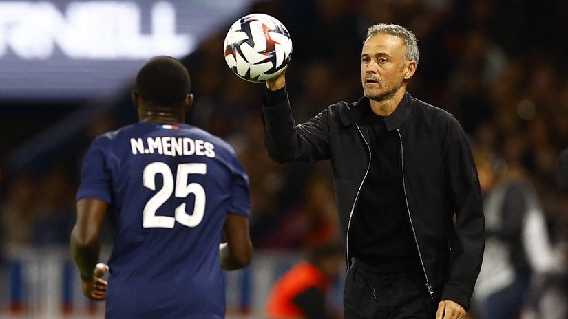 Luis Enrique throws the ball to Nuno Mendes (©REUTERS/Abdul Saboor)