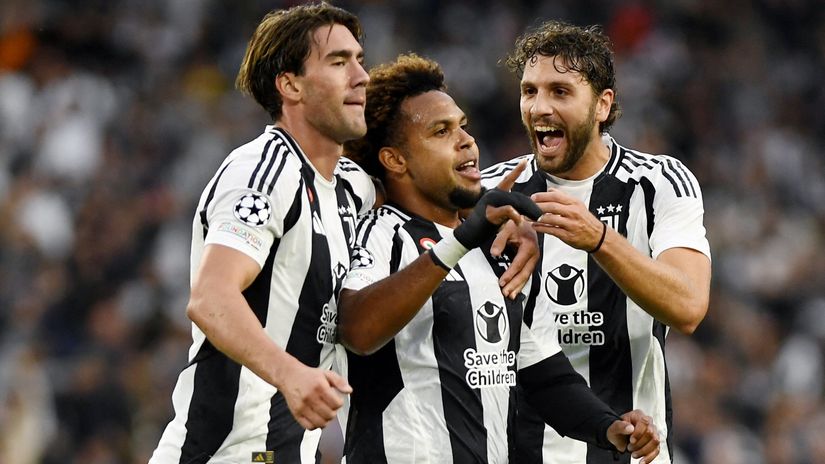 Weston McKennie celebrates scoring their second goal with Dusan Vlahovic and Manuel Locatelli (©REUTERS/Massimo Pinca)