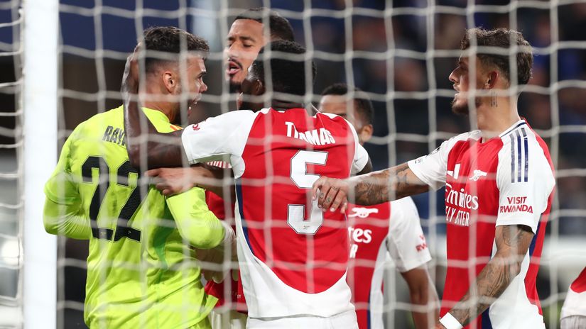 Teammates congratulate Raya on his two superb stops(©Marco Luzzani/Getty Images)