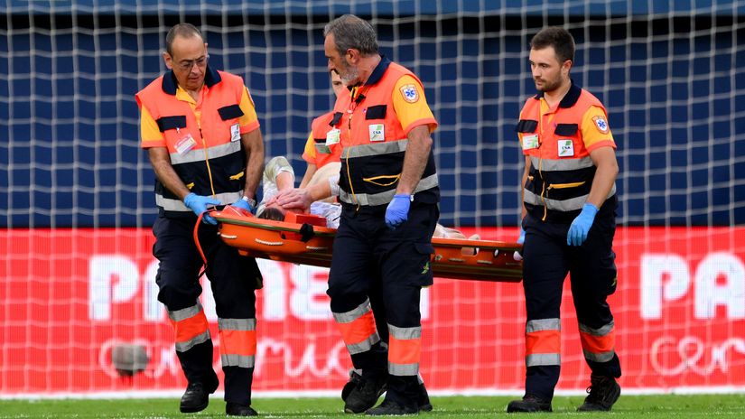 Ter Stegen is taken off on a stretcher (©David Ramos/Getty Images)