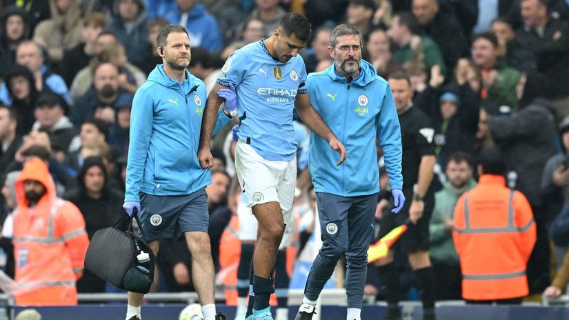 Rodri leaving the pitch after yesterday's injury(©Michael Regan/Getty Images)